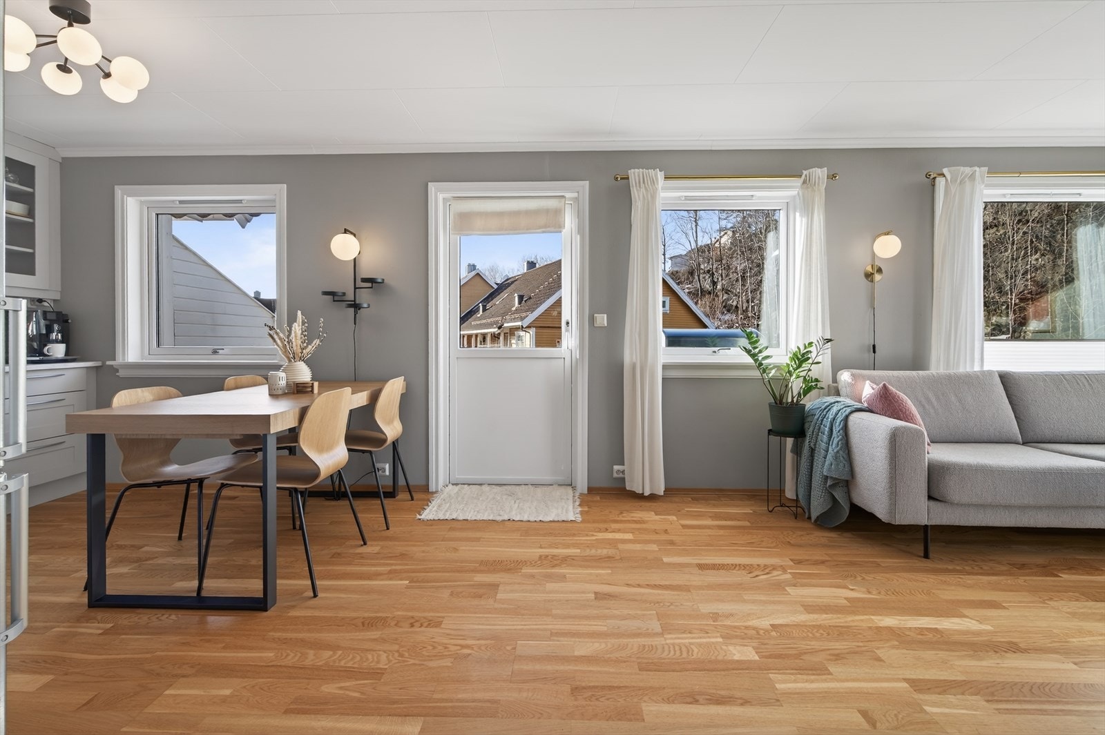 Det er utgang fra stue/kjøkken til solrik veranda Galleribilde