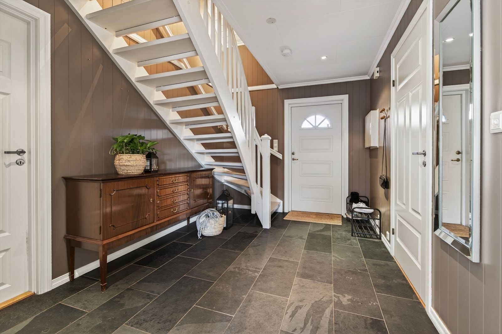 Leiligheten har en luftig gang med trapp opp til loftsetasje - la oss ta en titt! Galleribilde