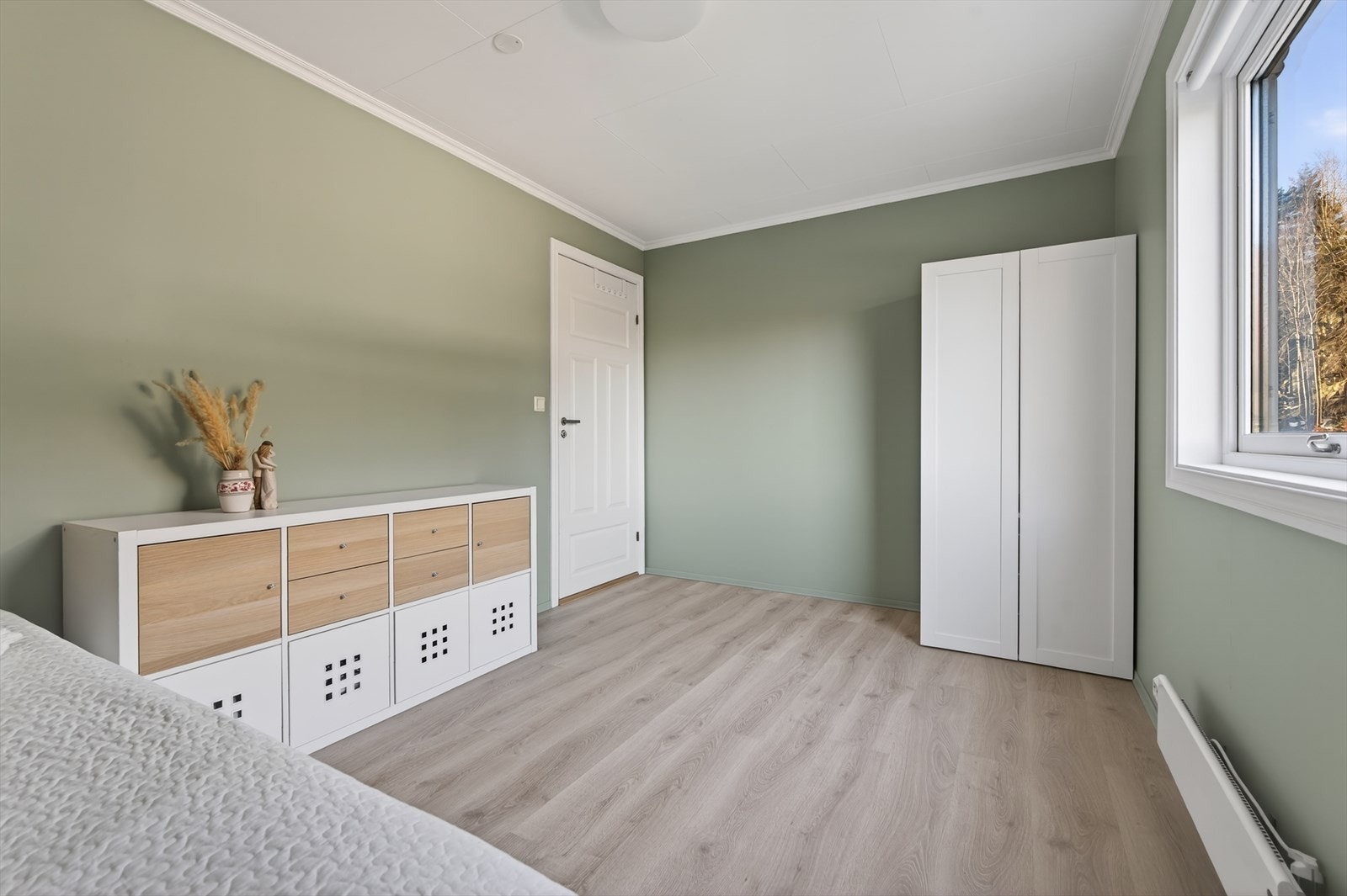 Det er god plass til kommode og garderobeløsning i rommet om ønskelig Galleribilde