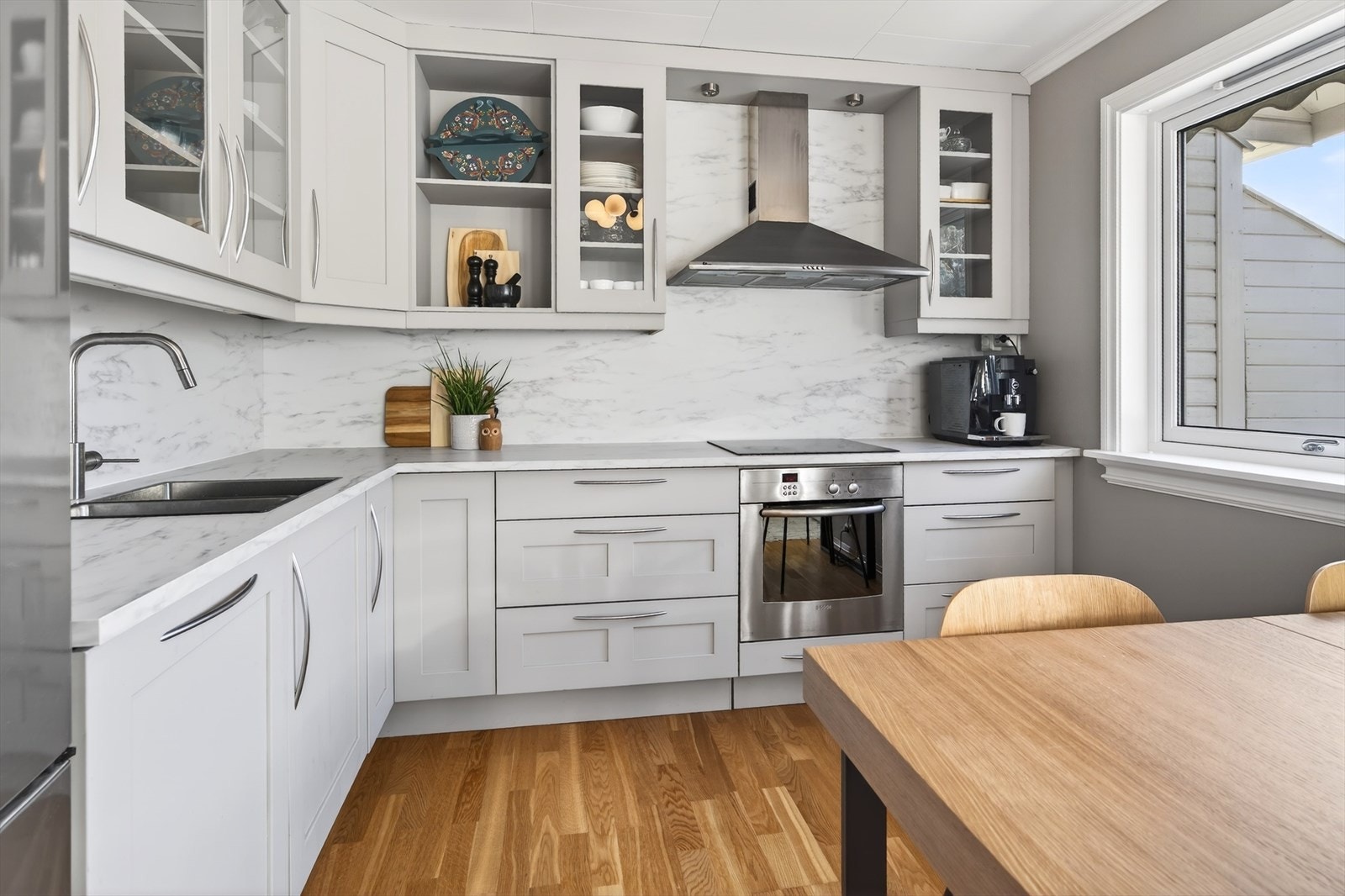 Kjøleskap, komfyr, platetopp, og oppvaskmaskin medfølger handelen Galleribilde