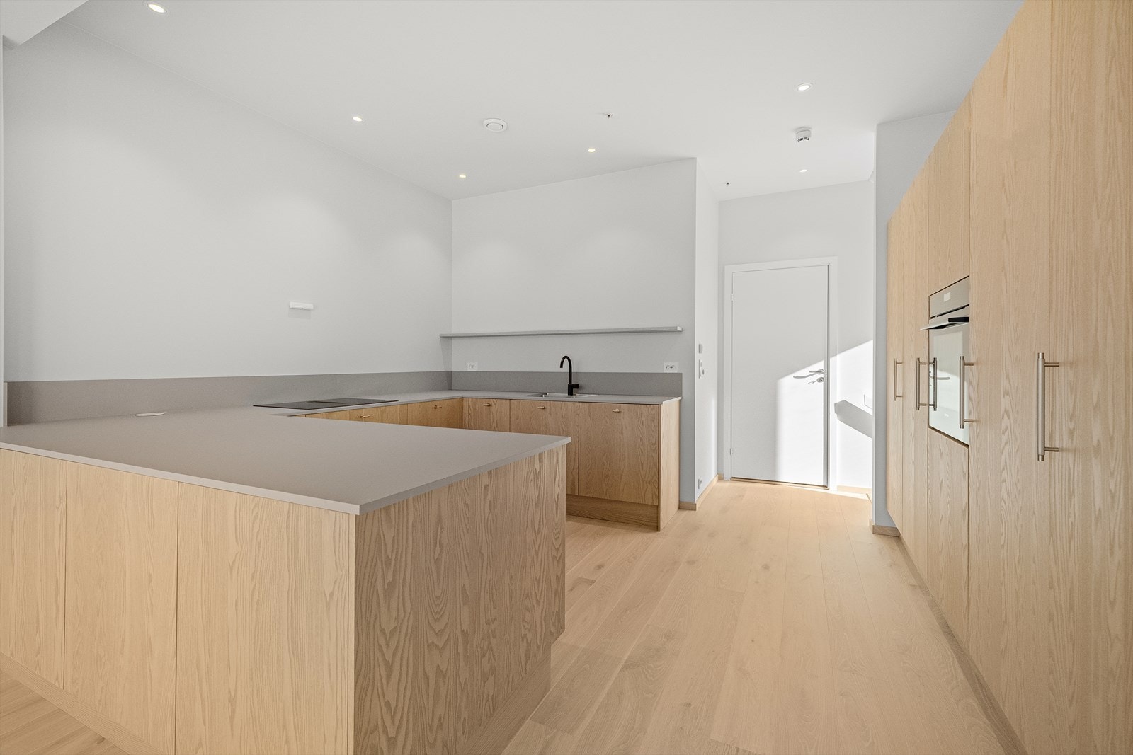 Kjøkkenet er utstyrt med platetopp, stekeovn, oppvaskmaskin, kjøleskap og fryseskap. Galleribilde