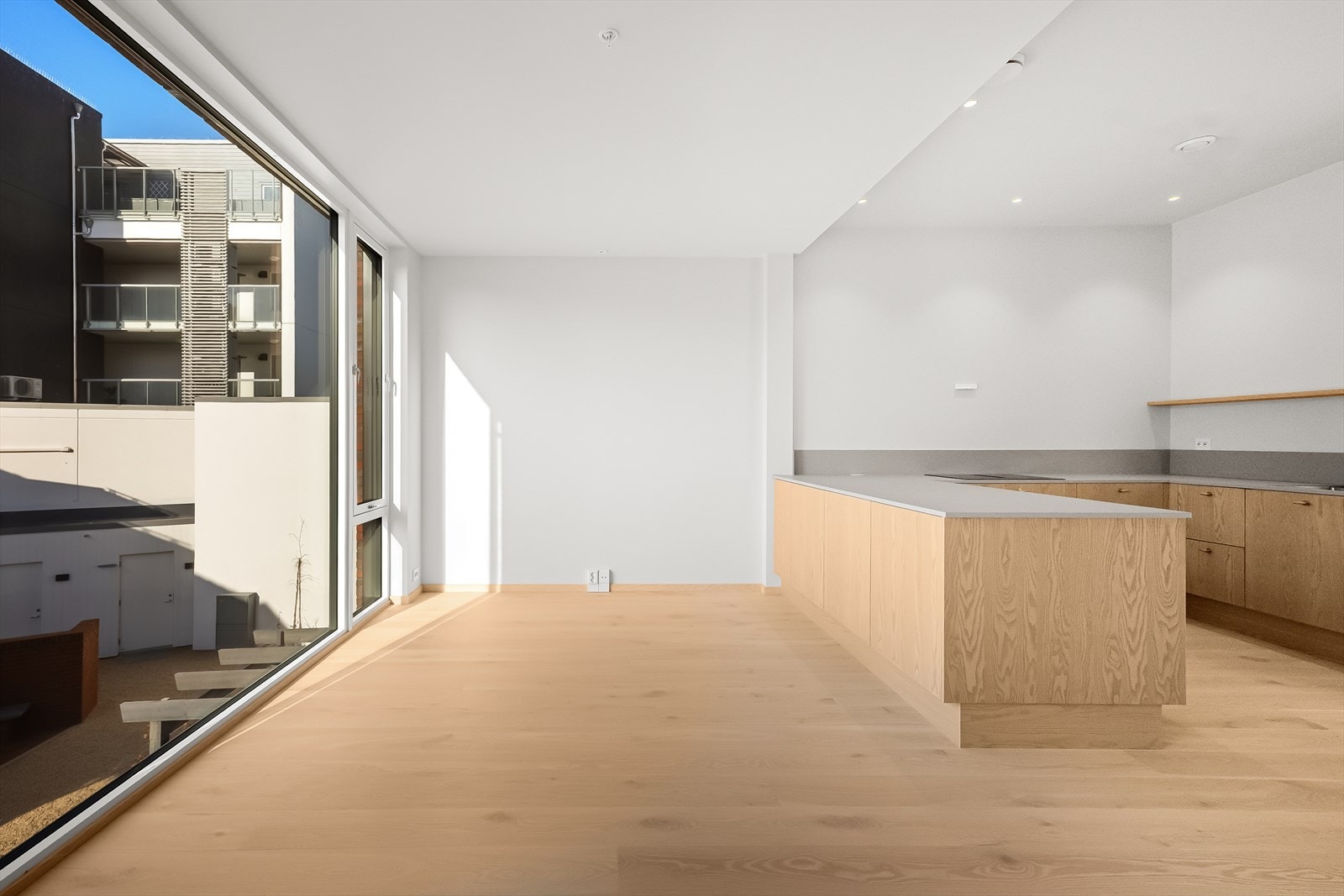 Kjøkkenet er godt plassert i et innholdsrikt allrom med en ny stue/oppholdsdel. Dette allrommet vil garantert bli mye brukt! Galleribilde