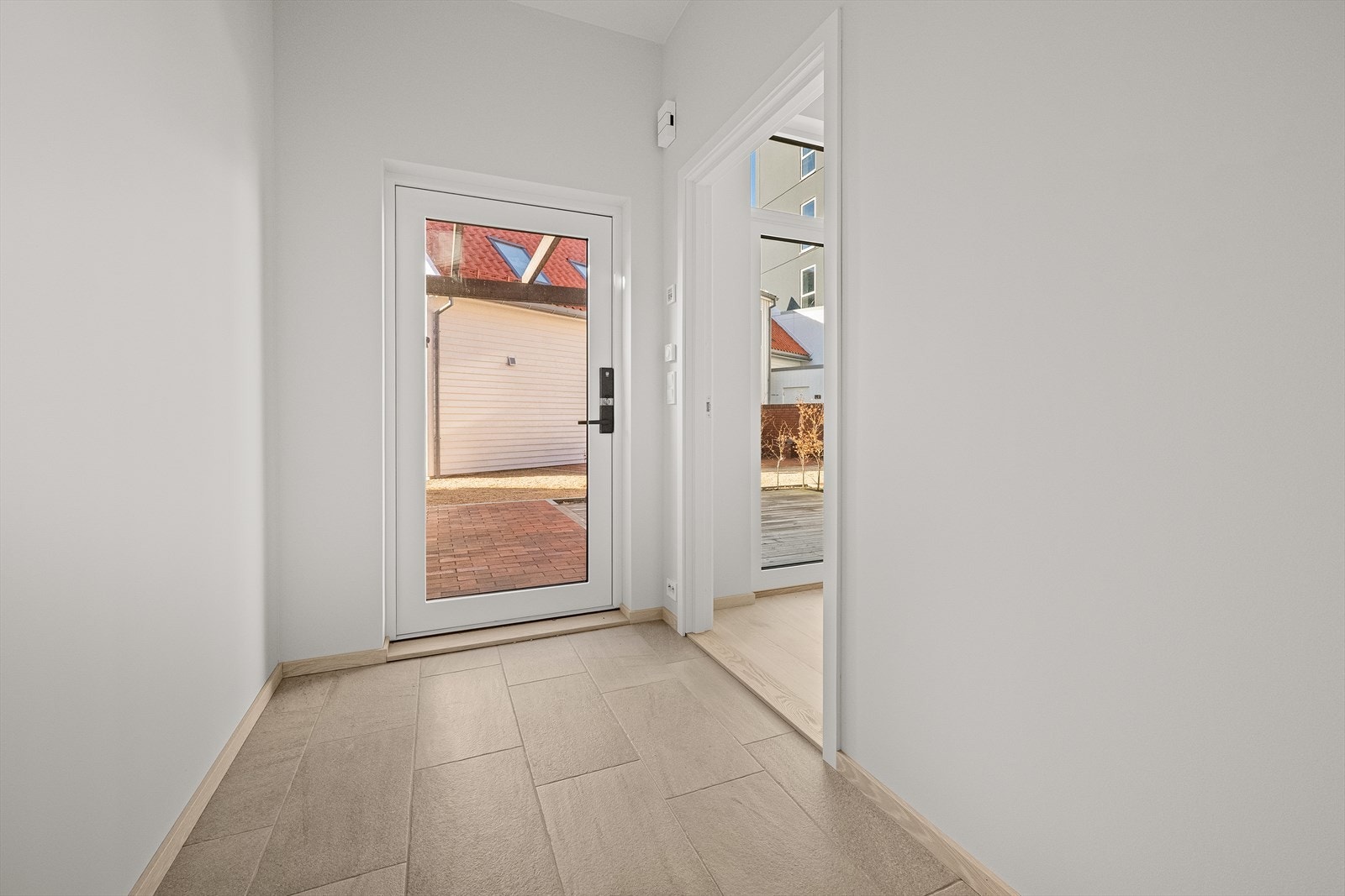 Fra inngangspartiet blir du møtt av eksklusiv eikeparkett i en flott entré. Herfra går det en trapp opp til etasjen over og en dør inn i hovedstua. Galleribilde