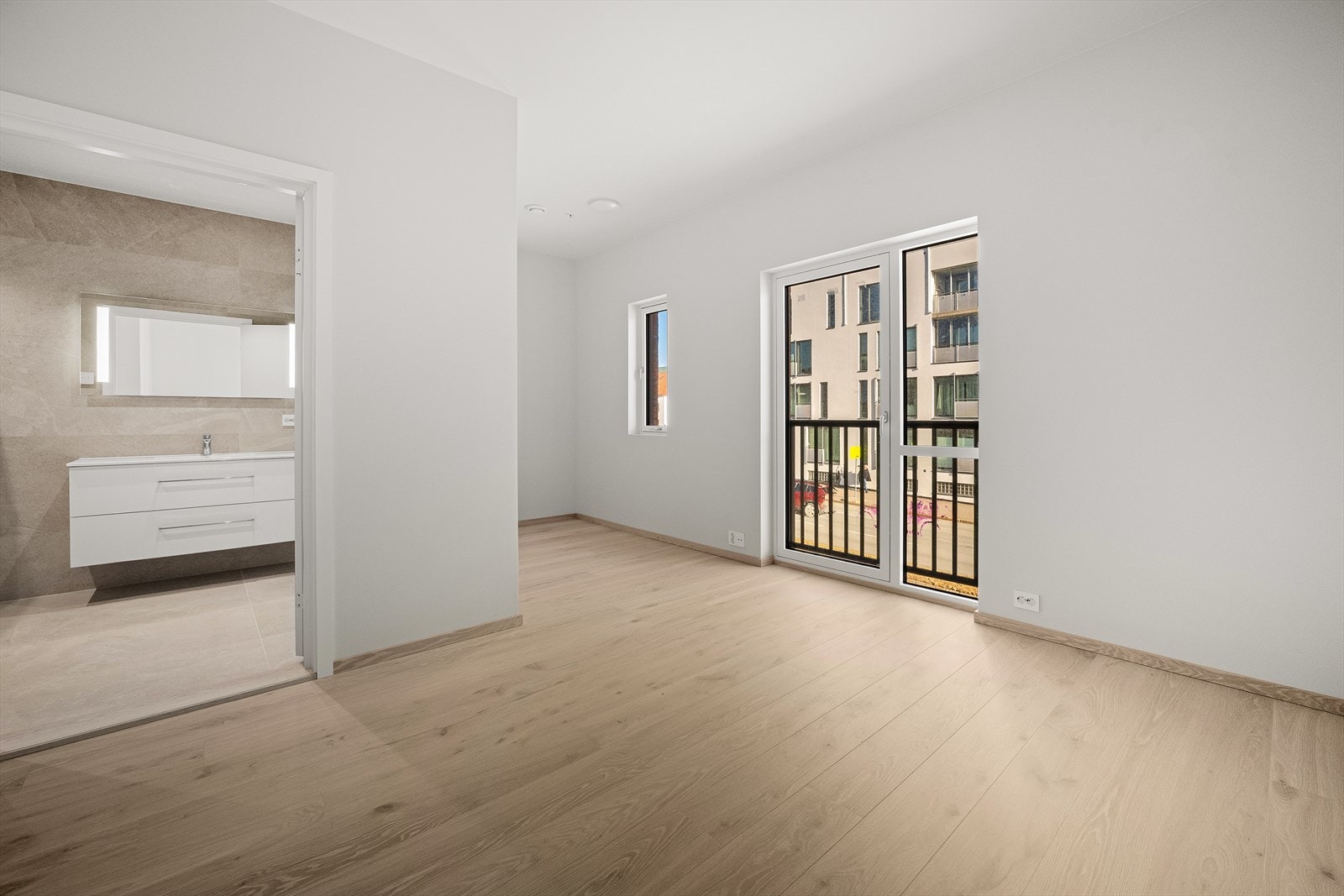 Etasjen har egen en-suite med stort soverom, privat bad og plass for garderobe Galleribilde