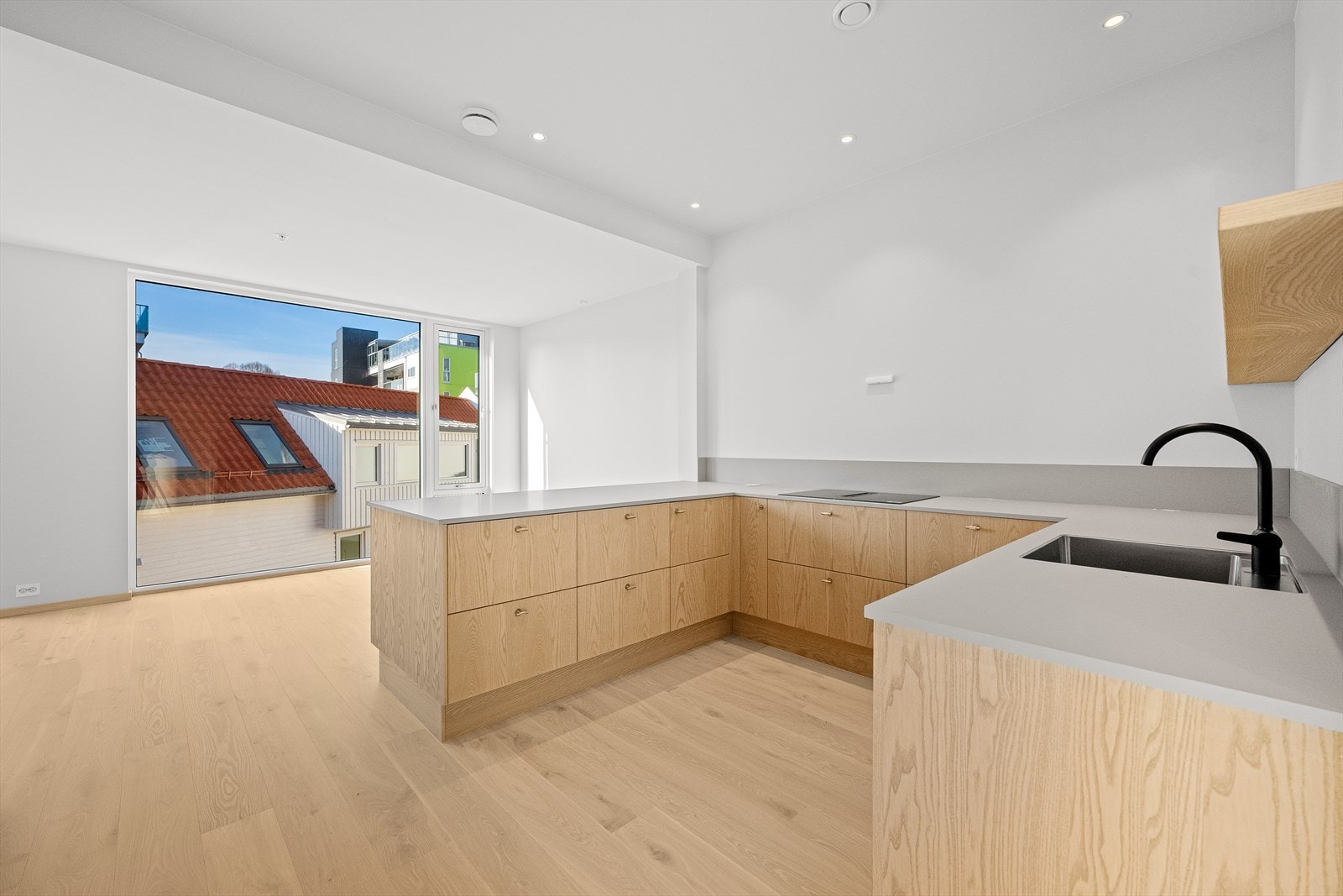 I andre etasje blir du møtt med et lekkert Svane-kjøkken i eik. Den lyse eikefargen kjenner du igjen flere steder i boligen. Integrerte hvitevarer medfølger Galleribilde