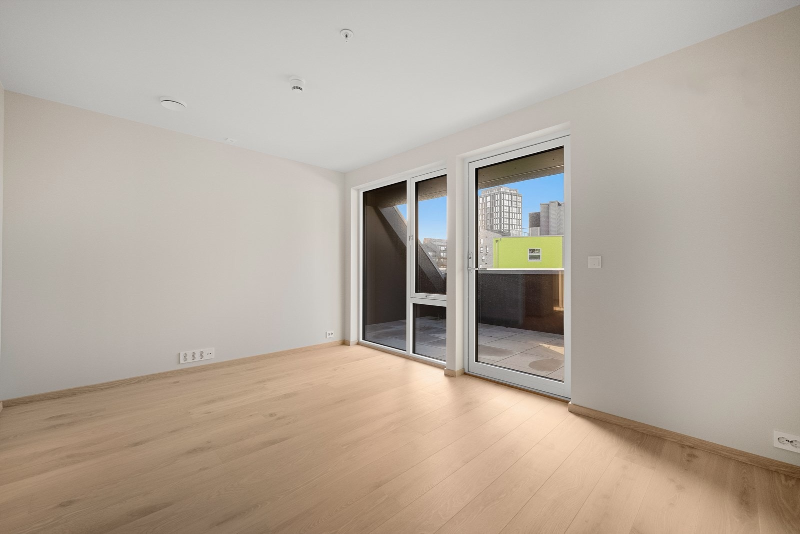 En stor loftstue klar for tv og gaming, eller som et stort soverom for husets unge. Og utenfor: en herlig, solrik takterrasse med utsikt. På takterrassen er det også bygget en fullt isolert bod med utendørs vannuttak som holder sofaputer tørre og varme. Galleribilde