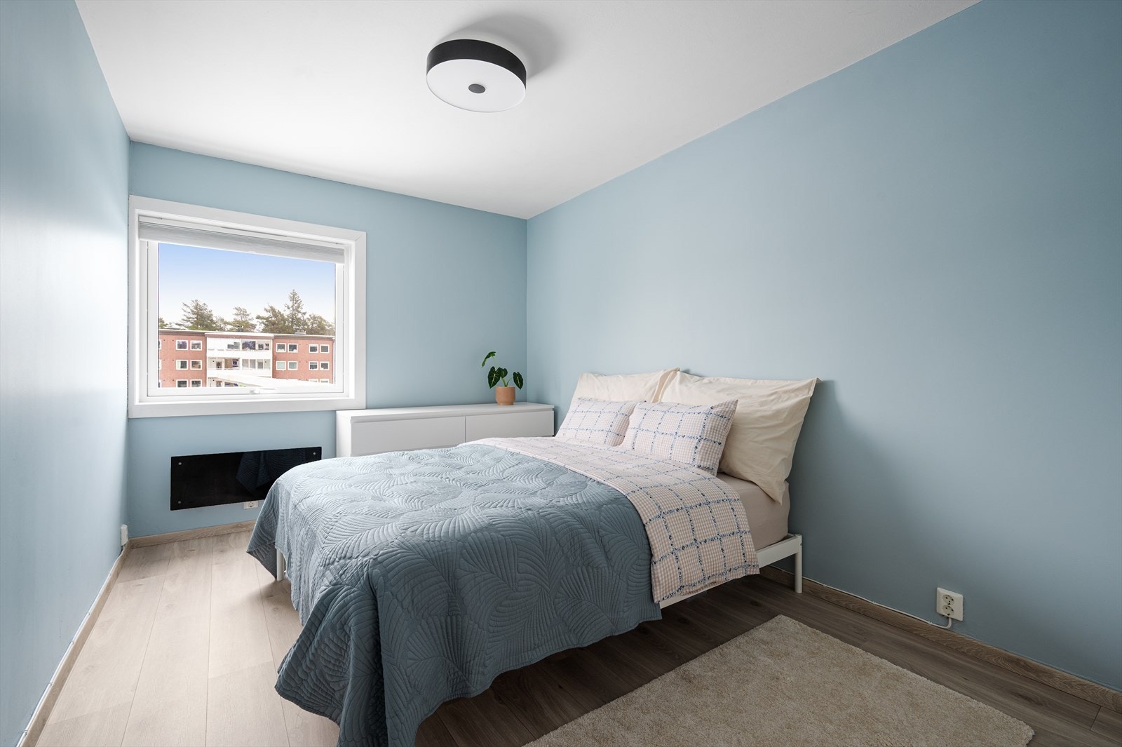 Leiligheten har to soverom av romslig størrelse, begge malt i friske og behagelige farger som gir en lun og innbydende atmosfære. Galleribilde