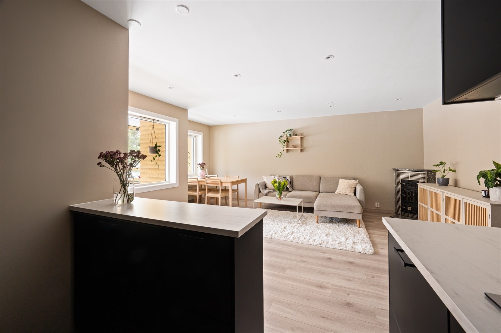 En praktisk, liten kjøkkenøy markerer overgangen mellom stue og kjøkken og gir både ekstra arbeidsflate og smart soneinndeling. Løsningen er gjennomført, funksjonell og godt tilpasset hverdagsbruk. Galleribilde