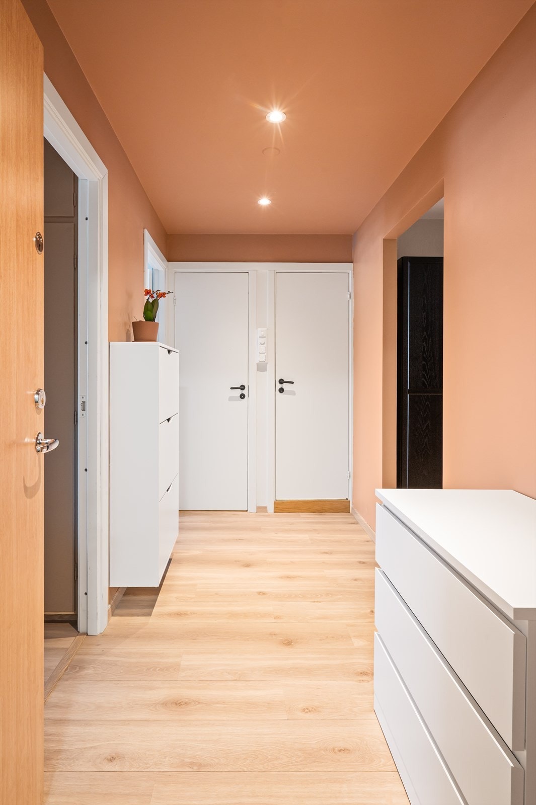 Via felles trappeadkomst tar du deg opp til boligen i 3. etasje. Galleribilde