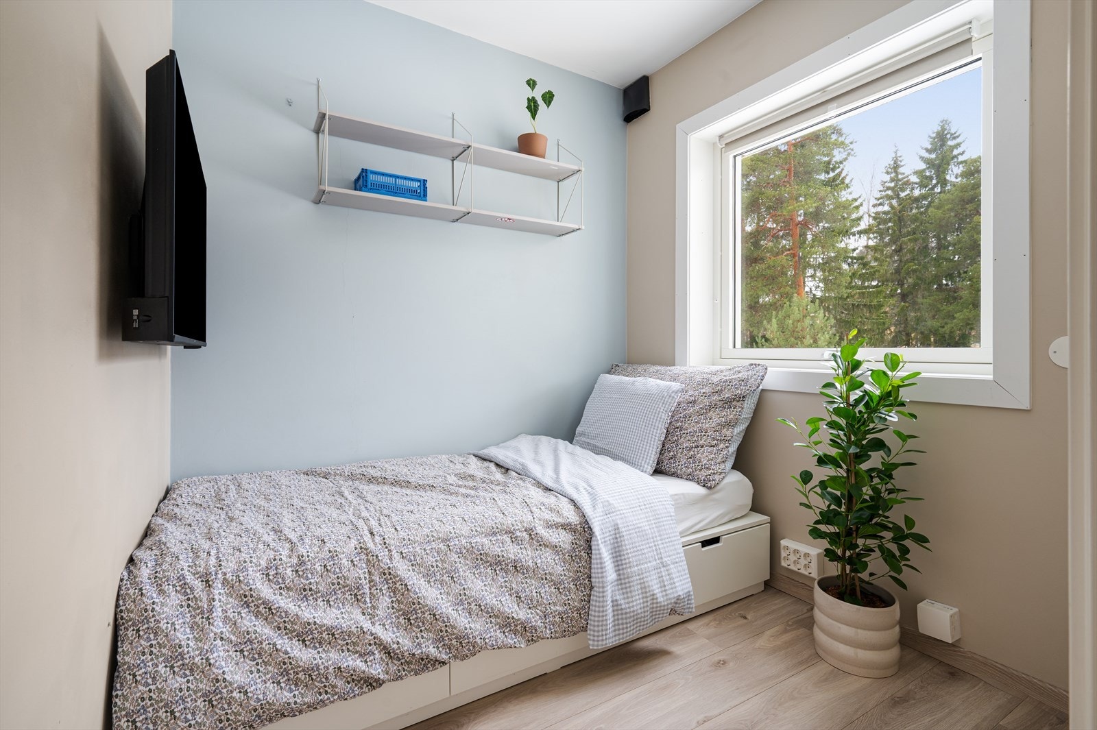 Leiligheten har et eget kontor, som i dag er innredet med seng. Her det også plass til en pult for hjemmekontor. Galleribilde