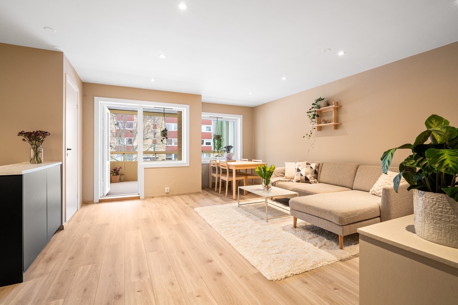 En tiltalende 3-roms med fin standard, solrik balkong og god beliggenhet i et veletablert og attraktivt boligområde på Oppsal! Galleribilde