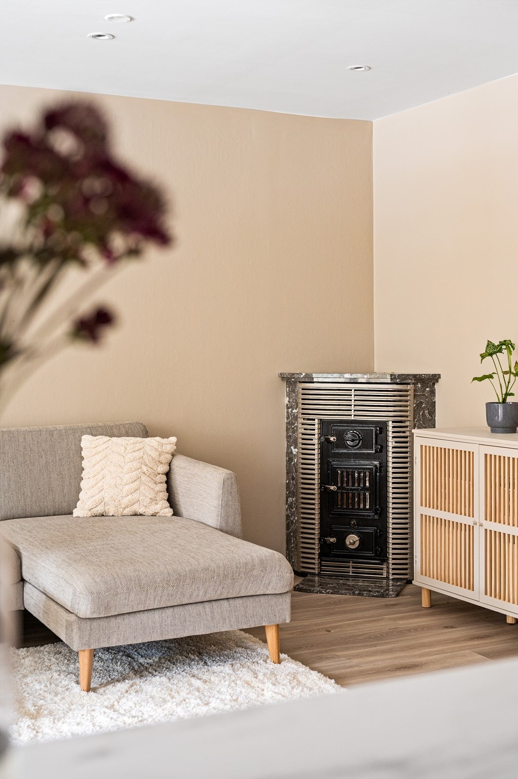 Det er etablert pipeløp som gir gode muligheter for vedfyring. Det står en eldre peisovn montert, som kan bidra både til varme og hyggelig stemning på kalde dager. Galleribilde