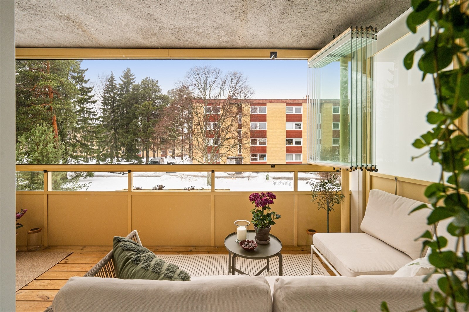 Fra stuen er det direkte utgang til en vestvendt, innglasset balkong på ca. 10 kvm. Galleribilde