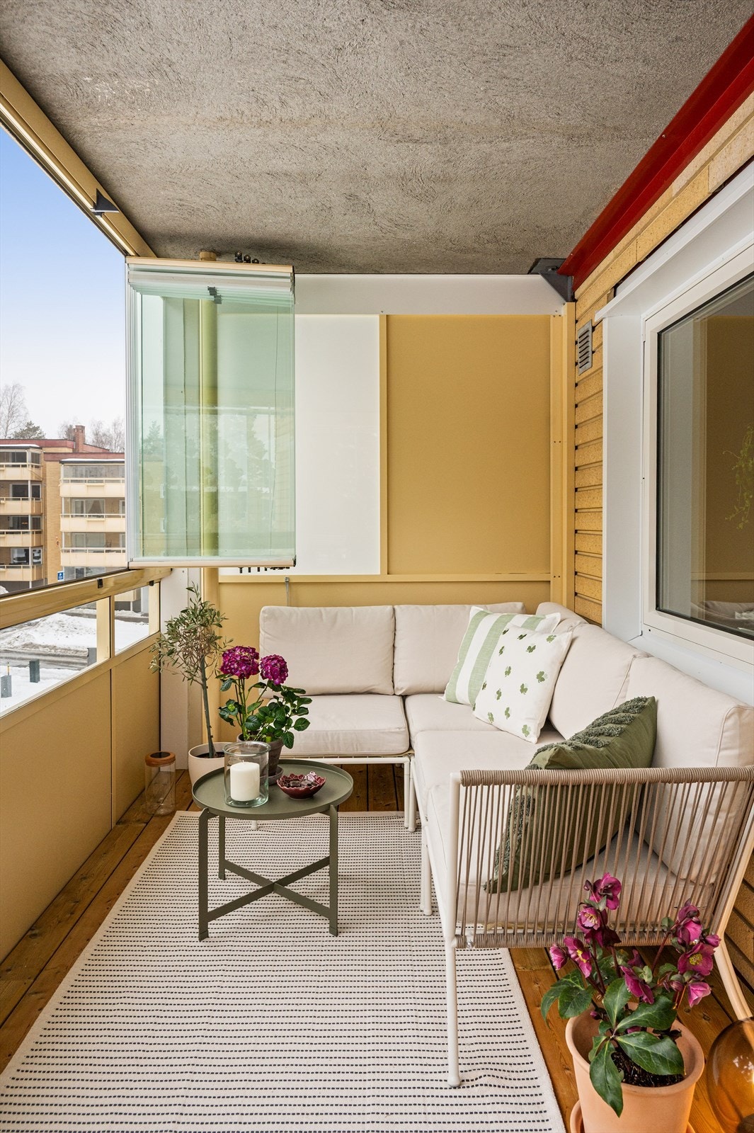 Her får du svært gode møbleringsmuligheter og en lun uteplass som kan benyttes store deler av året. Galleribilde