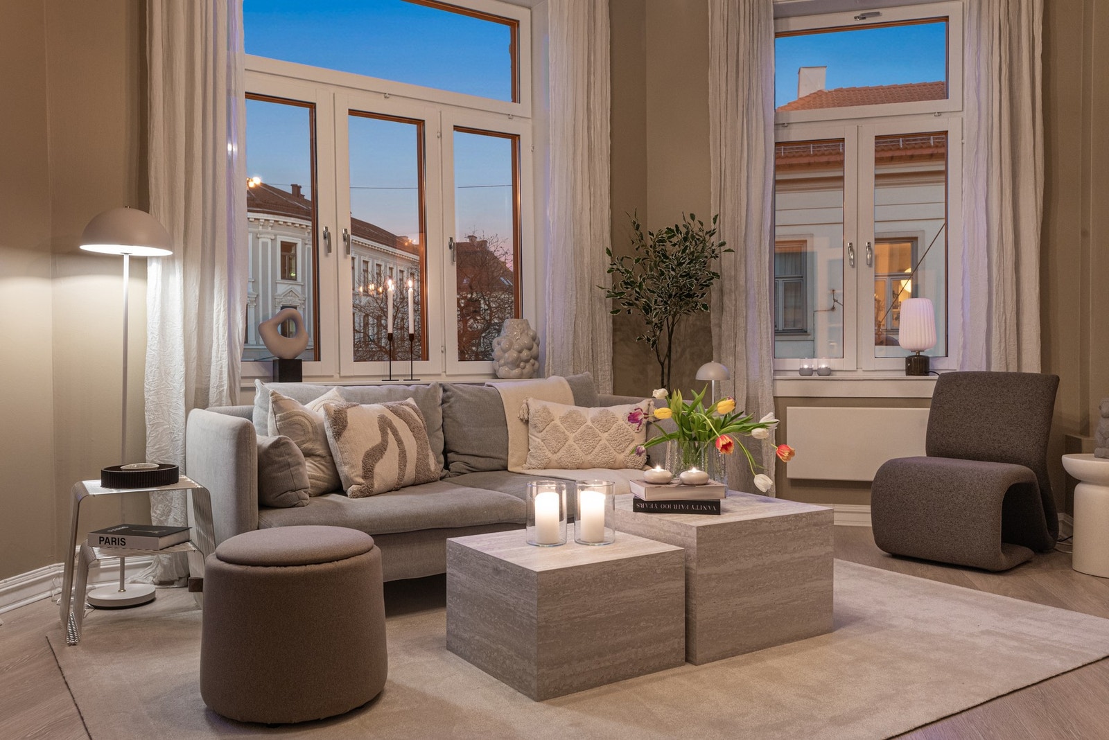 Stuen har tre store vindusflater og svært god takhøyden som underbygger den gode følelsen av plass. Galleribilde