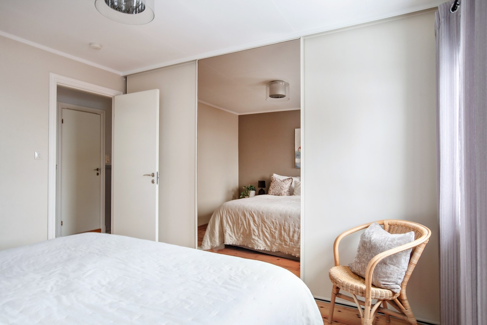 Hovedsoverommet har også en stor skyvedørsgarderobe som strekker seg langs hele den ene veggen og gir rikelig med oppbevaringsplass. Galleribilde