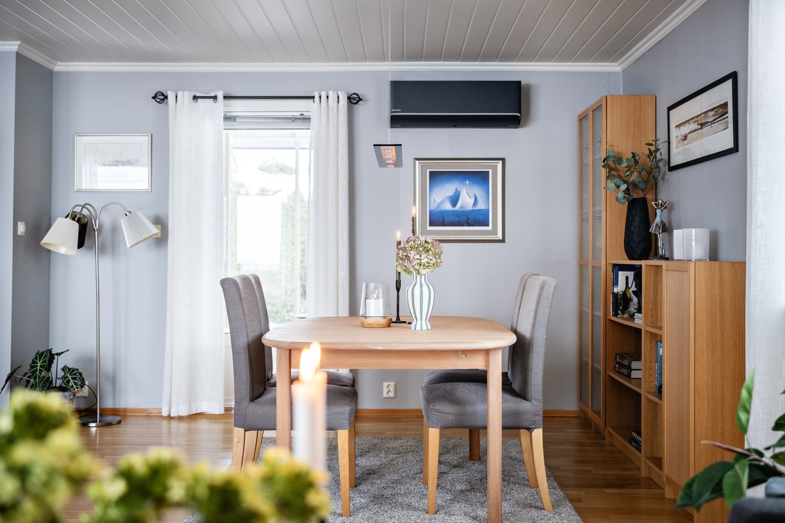 Fra spisestuedelen er det utgang til terrasse, som gir en fin forlengelse av oppholdsarealet i sommerhalvåret. Galleribilde