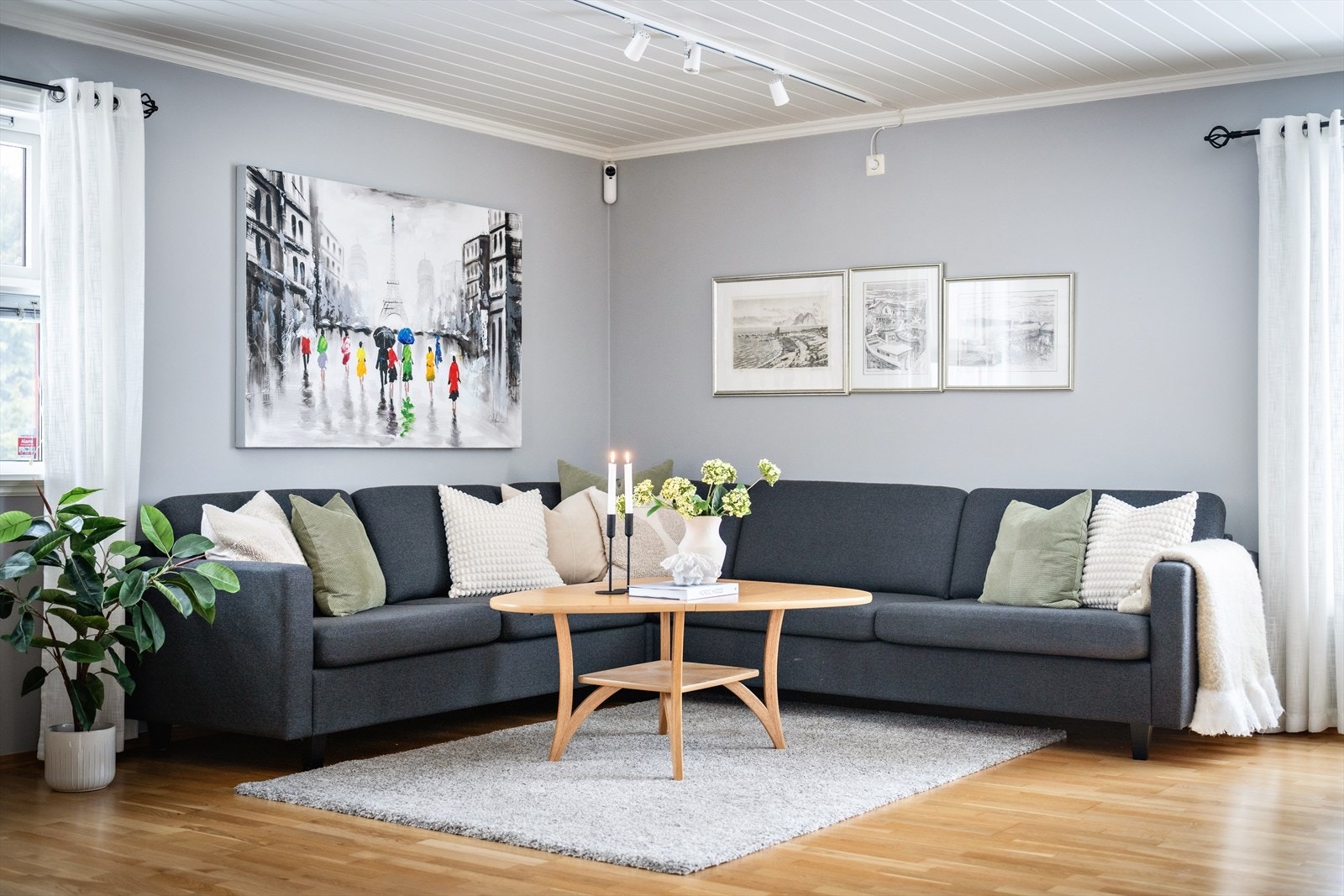 I stuen er det god plass til en romslig sofagruppe. Galleribilde