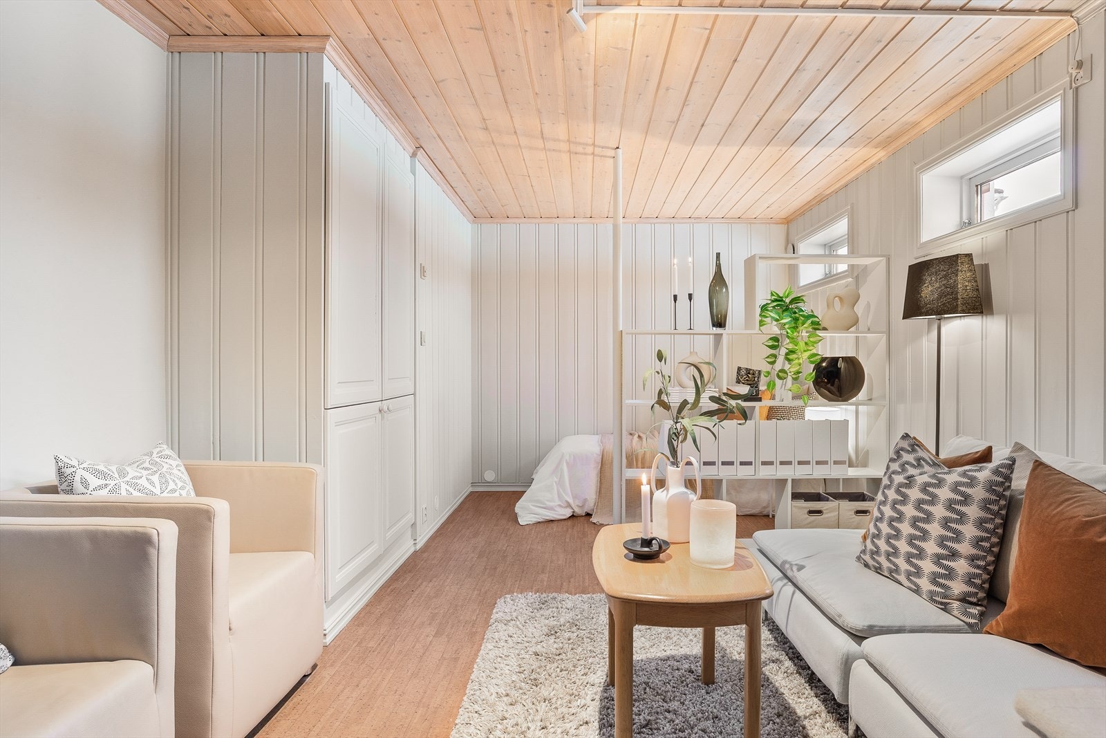 Det er garderobeskap som gir praktisk oppbevaring. Rommet er ikke godkjent for varig opphold. Galleribilde