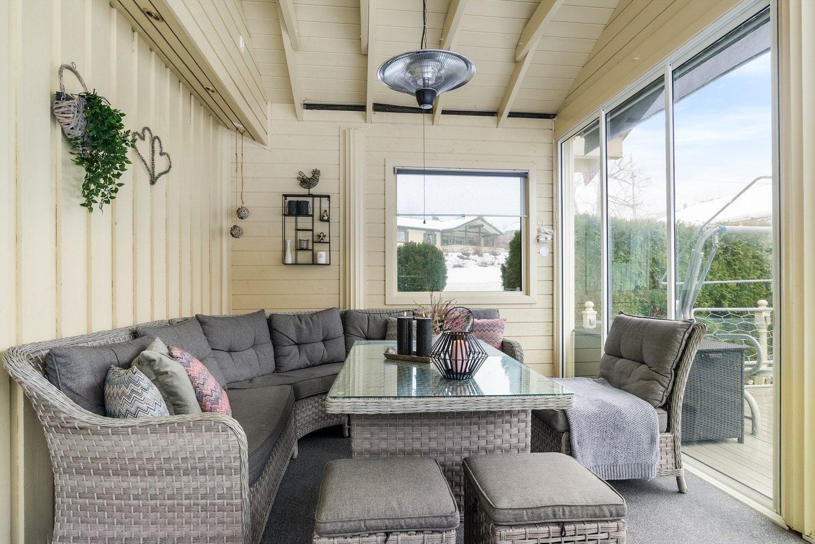 Her kan man nyte uteplassen store deler av året, godt skjermet for vær og vind. Galleribilde