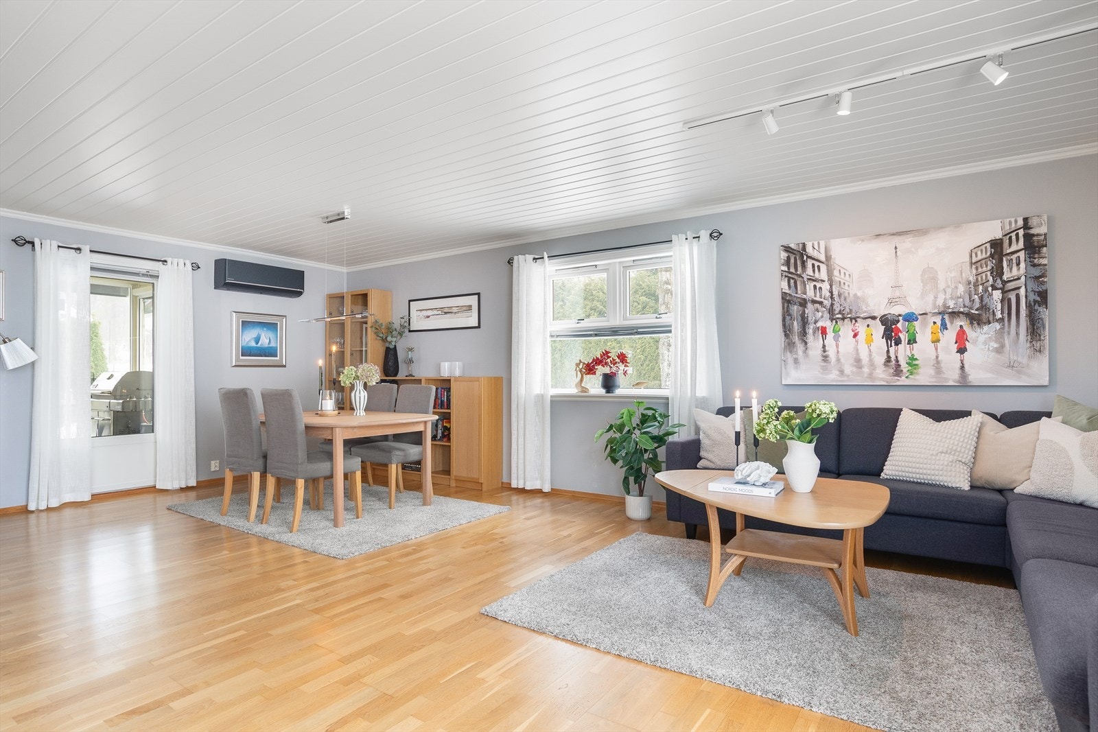 Boligen har en sosial og åpen planløsning i 1. etasje. Galleribilde