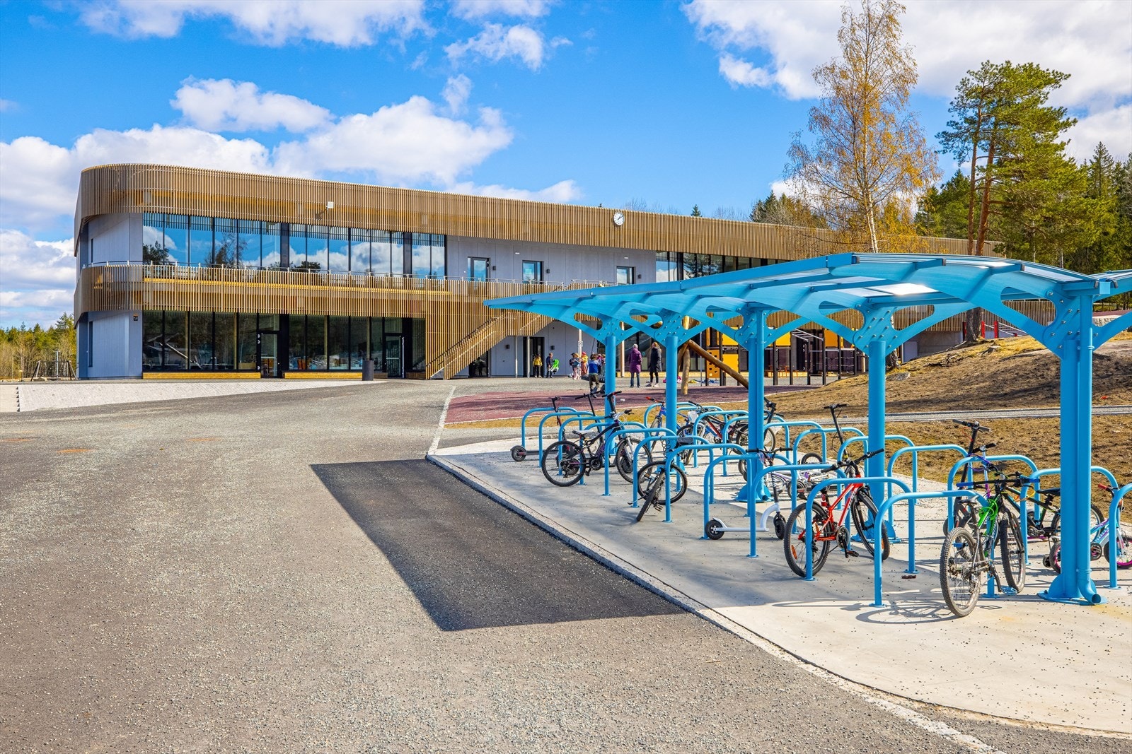 Barna sogner til Torvbråten Skole som sto ferdig i 2021. Galleribilde