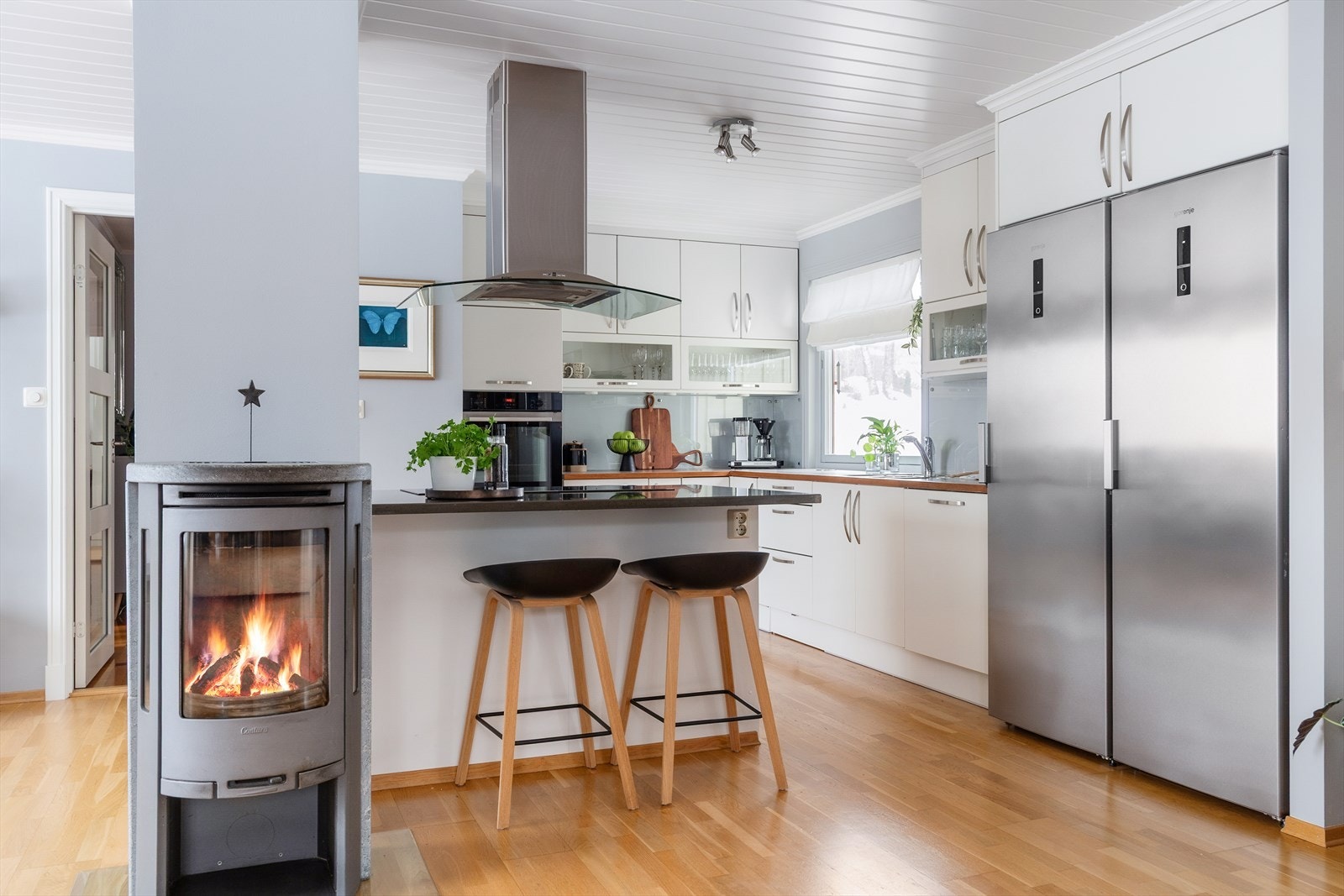 Kjøkkenøyen gir gode arbeidsflater og sitteplass. Galleribilde