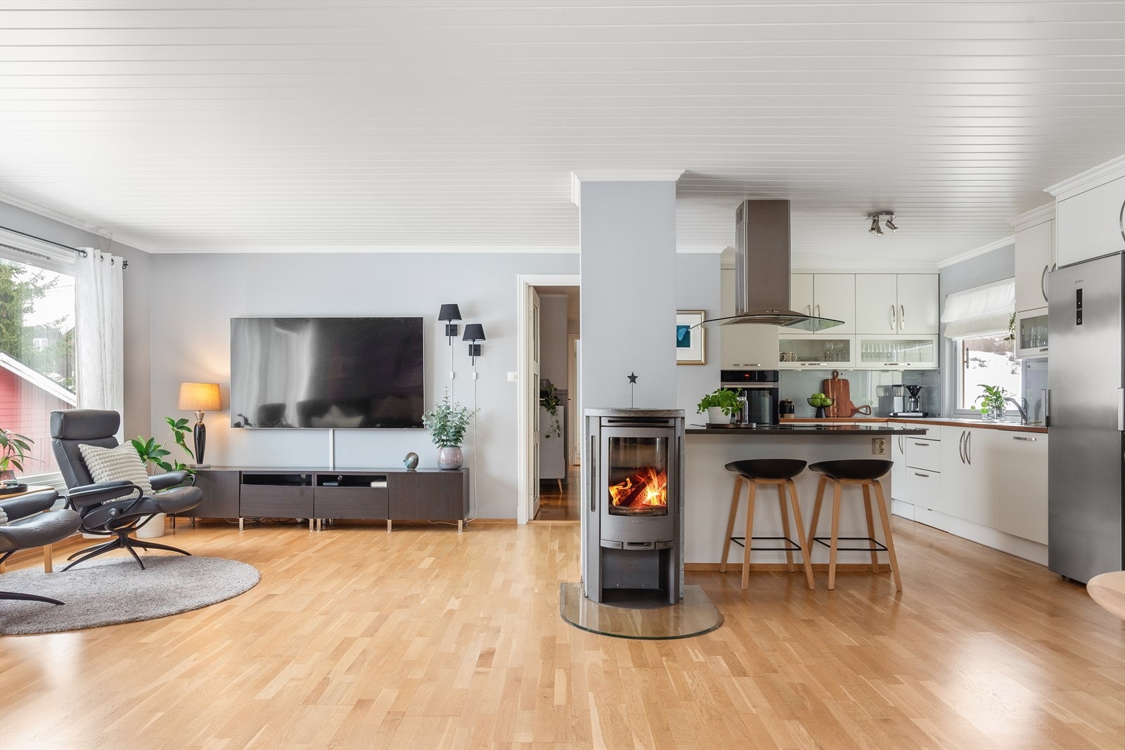 De store vindusflatene slipper inn rikelig med dagslys og bidrar til en lys og luftig romfølelse. Galleribilde