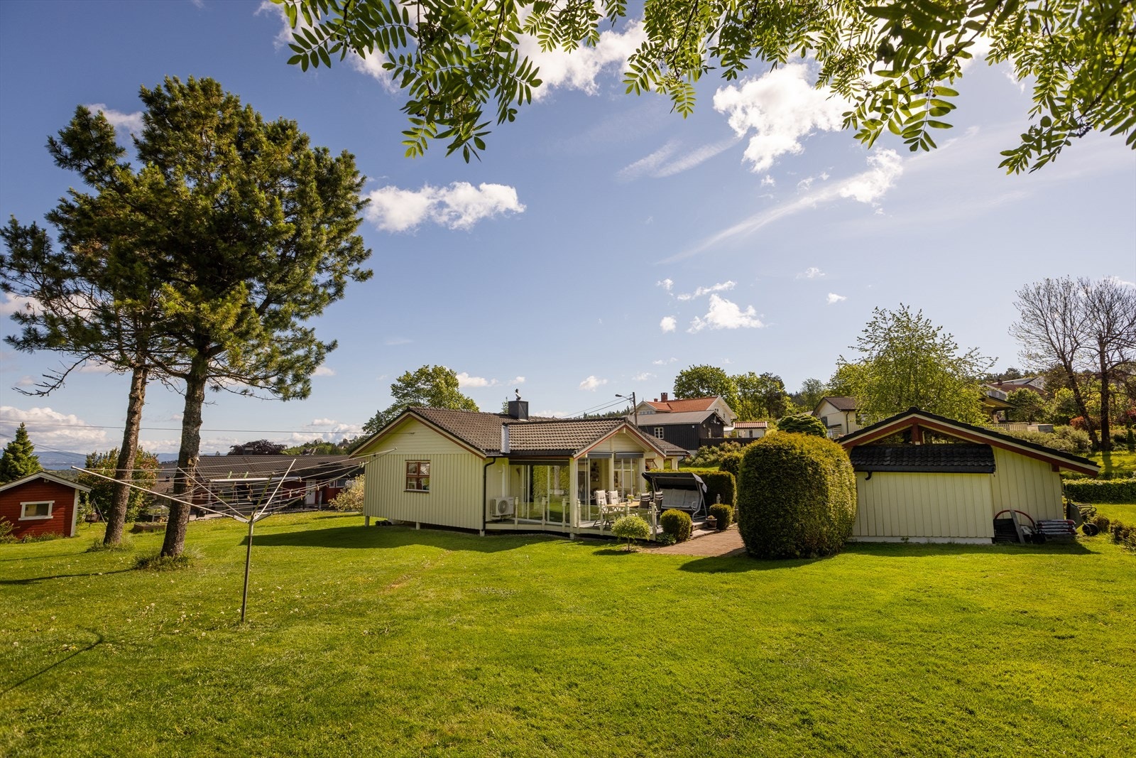Boligen har en tomt av god størrelse på over 1 mål, som er pent opparbeidet med store plenarealer, hekk, trær, busker og blomster. Galleribilde