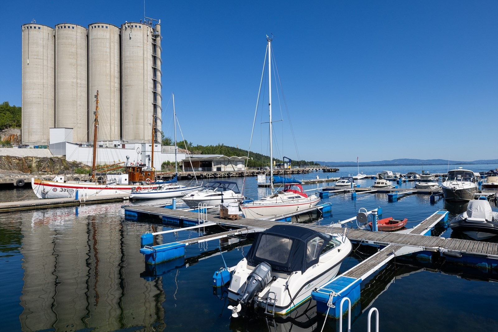 Fra Slemmestad går det ekspressbuss til Oslo, samt at du kan ta hurtigbåten til Aker Brygge, noe som gjør pendlerhverdagen enkel. Galleribilde