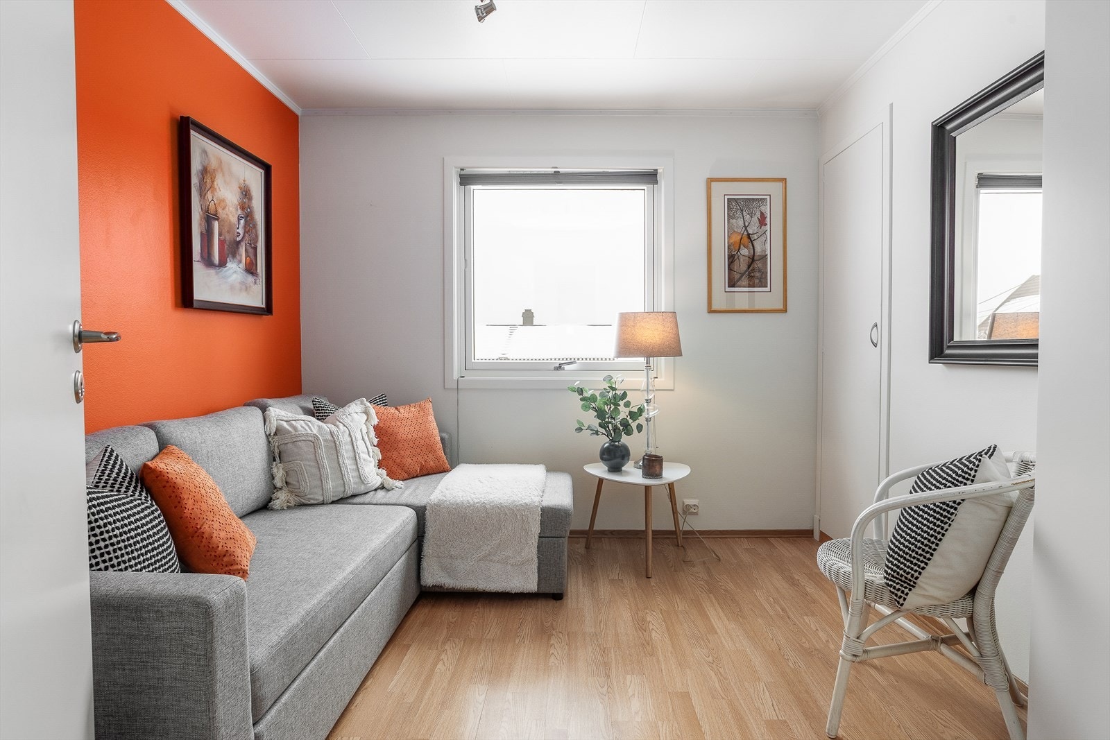 Soverom 3. Alle soverommene har parkett på gulv, malte vegger og Takess i himling. Galleribilde