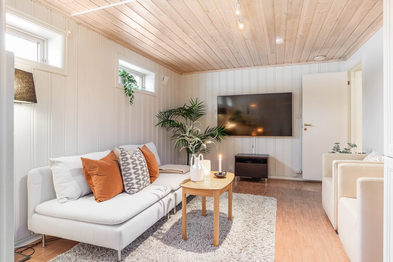 Kjellerstuen er i dag innredet med sofaløsning til bruk som TV-stue. Rommet er ikke godkjent for varig opphold. Galleribilde