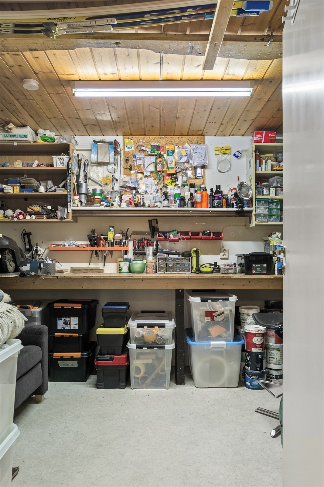 Boligen har godt med lagringsplass med to romslige boder i kjelleretasjen, samt et hobbyrom som og kan benyttes ved behov. Galleribilde