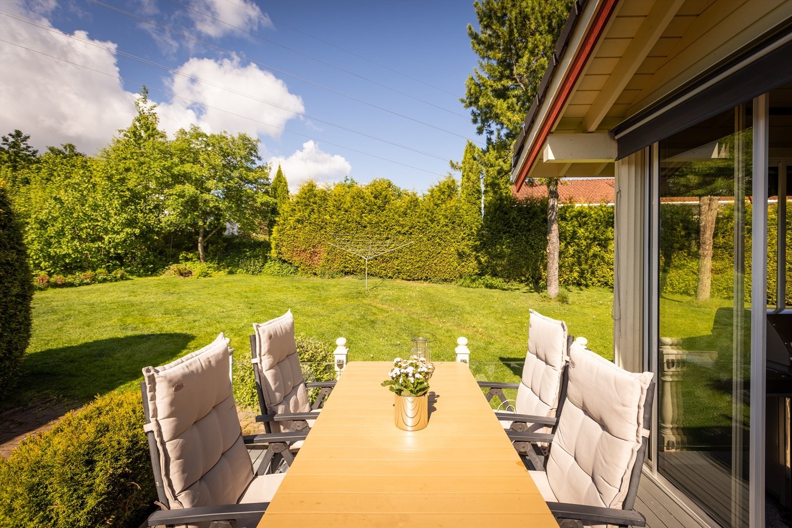 Terrassen har direkte adkomst til hagen. Galleribilde