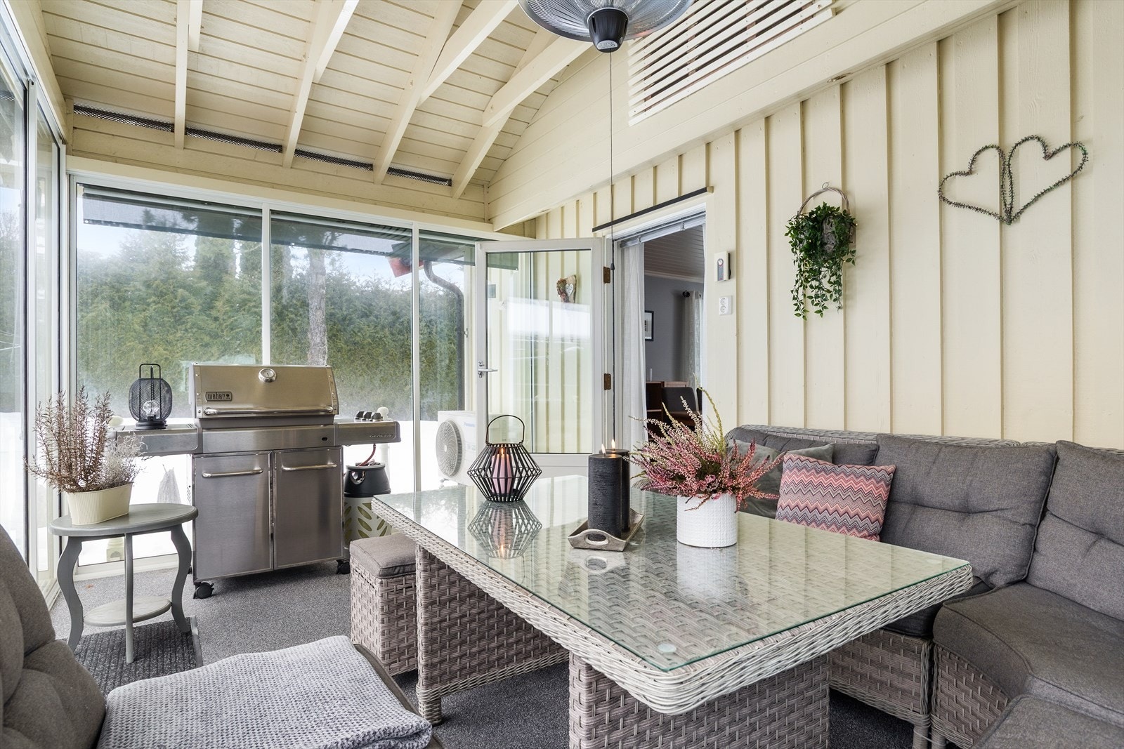 Rommet gir plass til både sittegruppe og spiseplass, og fremstår som en naturlig forlengelse av boligens oppholdsrom. Galleribilde