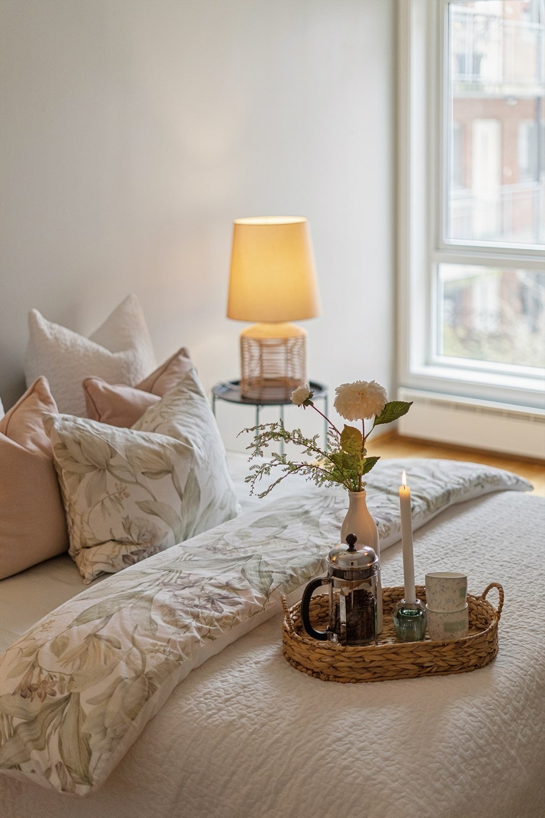 Fra sengen er det usjenert og fredelig utsyn mot atriumet Galleribilde