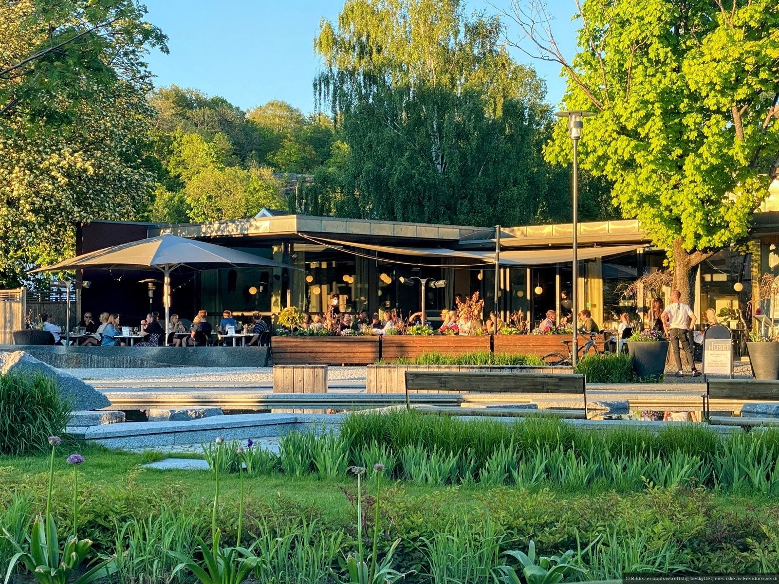 Et rikt utvalg av restauranter, kafeer og servicetilbud, inkludert Hvaltorvet Kjøpesenter, ligger i gangavstand Galleribilde