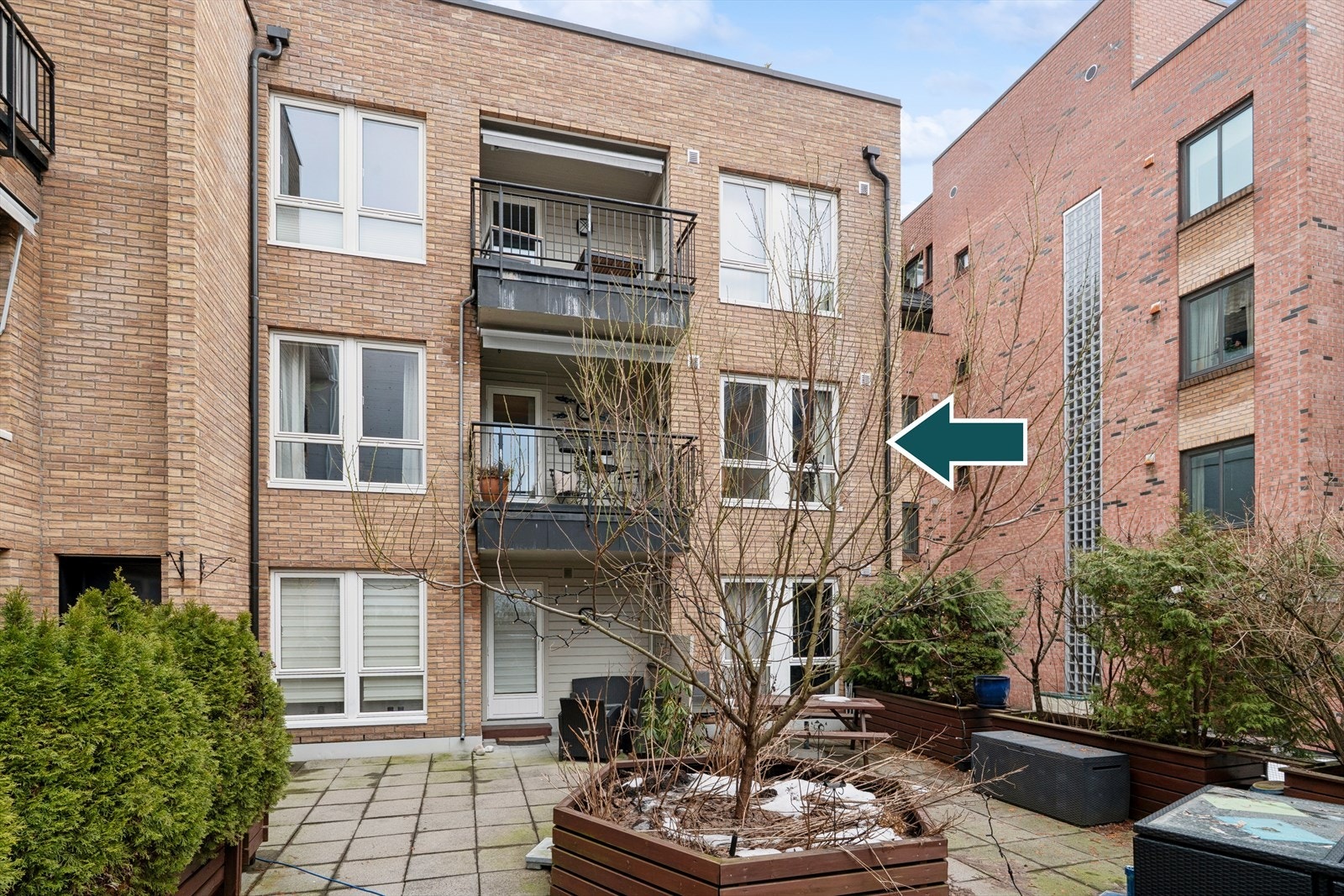 Felles eiet tomt for sameiet på 606,8 m². Fellesarealene består av en gårdsplass og et atrium Galleribilde