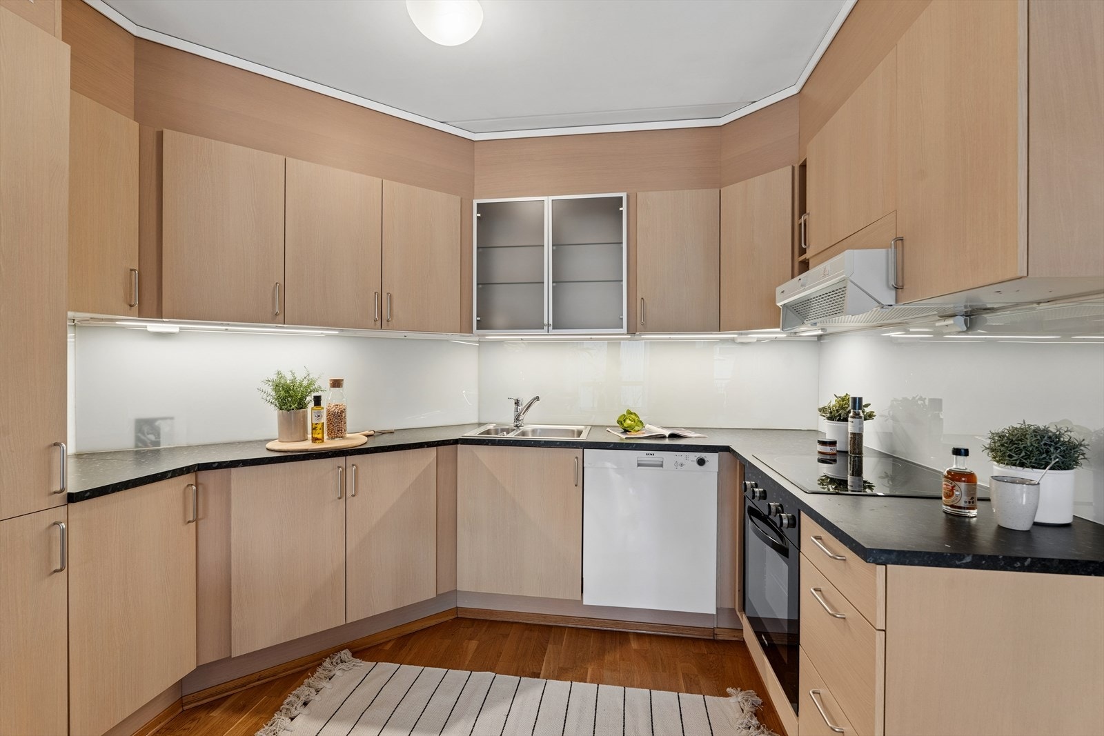 Kjøkkenet er utstyrt med oppvaskkum med ettgreps blandebatteri, ventilator med avtrekk ut, stekeovn, koketopp, oppvaskmaskin og kombiskap (kjøl/frys) Galleribilde