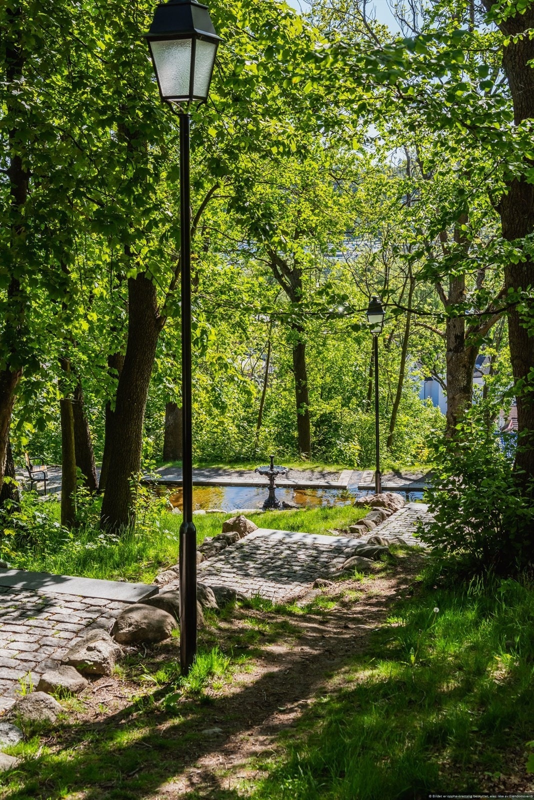 Nærområdet byr på flere grønne lunger for rekreasjon, som for eksempel Badeparken Galleribilde