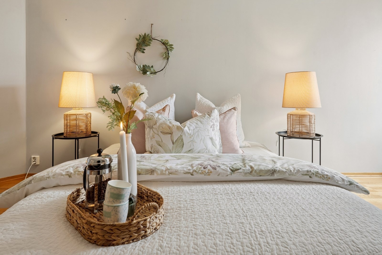 Soverommene følger samme gjennomførte standard på vegger og gulv som resten av leiligheten, noe som bidrar til et helhetlig og harmonisk uttrykk Galleribilde