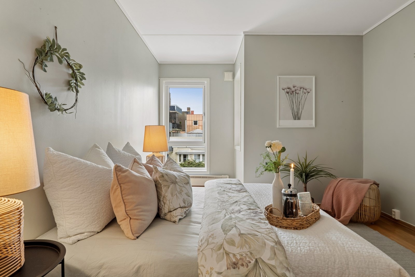 Hovedsoverommet ligger praktisk plassert innenfor stuen og har god plass til en stor seng med tilhørende småmøbler Galleribilde