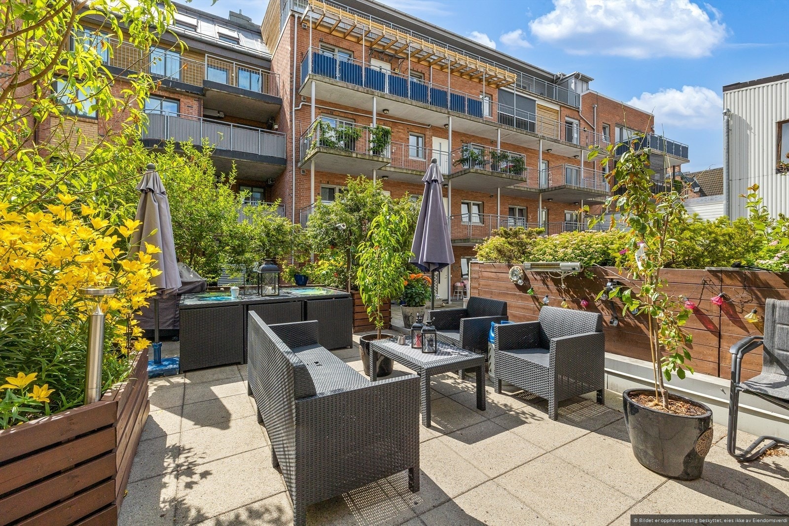 Sameiets felles, skjermede atrium er pent opparbeidet og møblert for sosialt samvær - utgang fra 2.etasje i bygget - grill og møbler for felles benyttelse Galleribilde