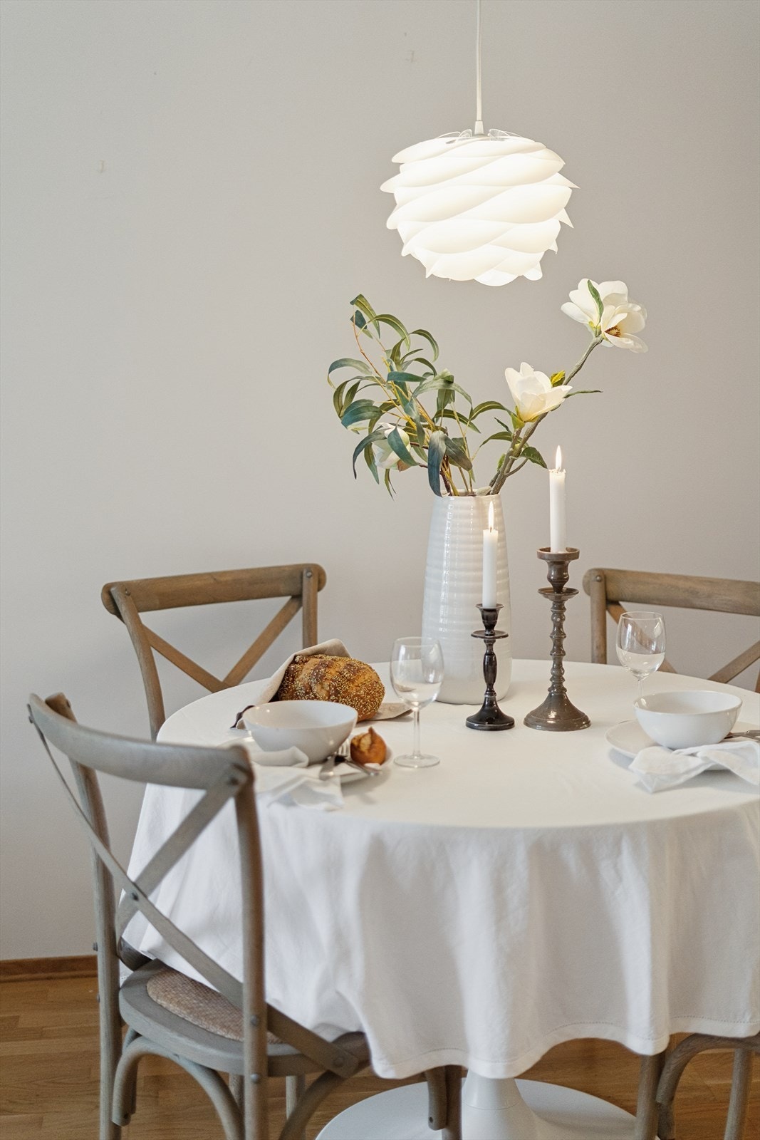 Det er rikelig med plass til et større spisestuemøblement enn det som er vist - det er også god veggplass for vitrineskap, bokhyller, TV-møblement m.m. Galleribilde