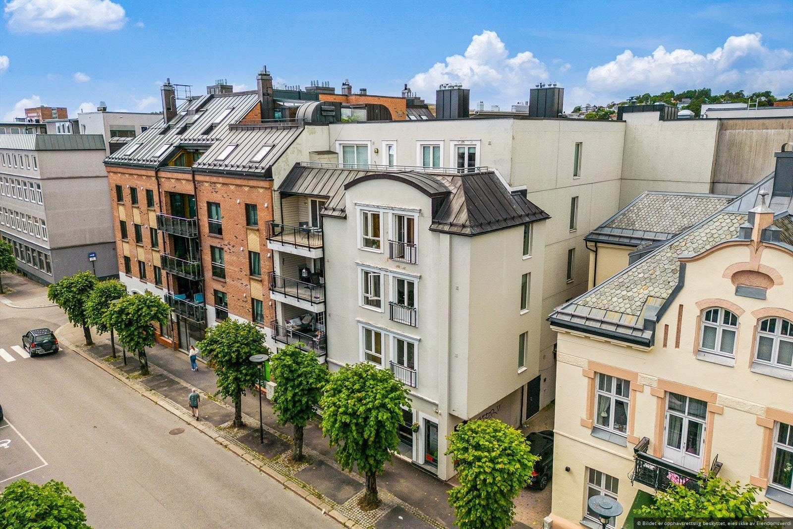 Moderne leilighetsbygg fra 2005 med fasade i teglstein, sentralt beliggende i Sandefjord sentrum - leiligheten vender trafikkstille inn mot atriet Galleribilde