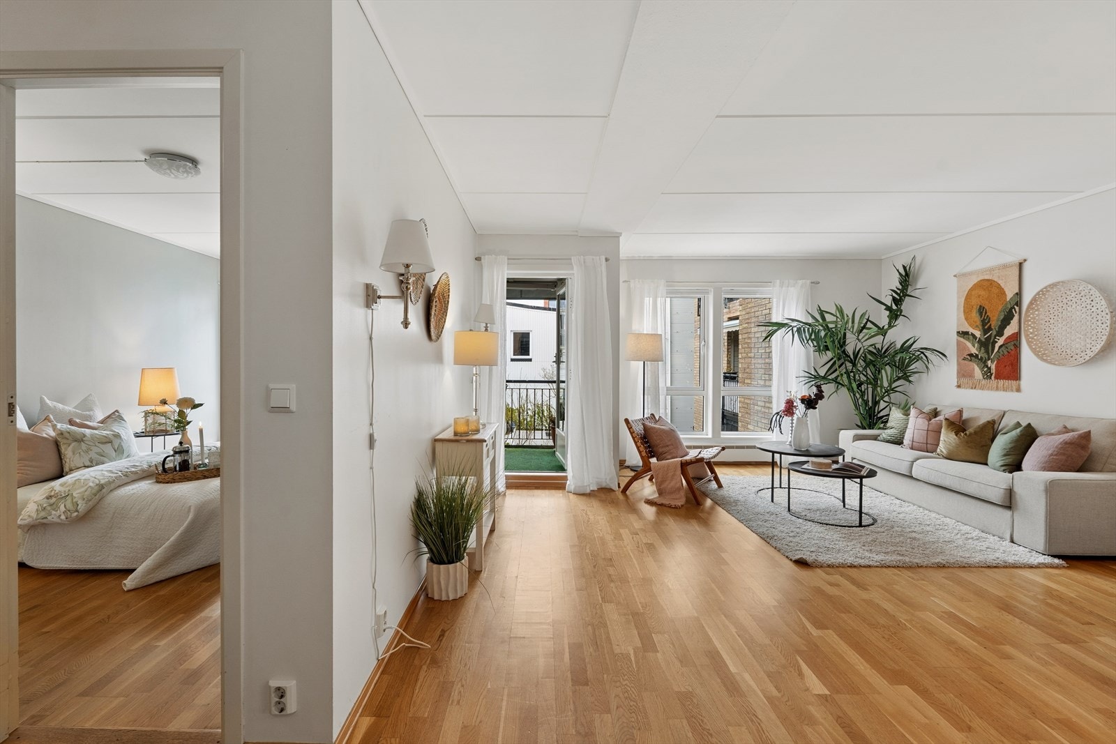 Leiligheten har utgang fra stue og kjøkken til solrik balkong på ca 5 kvm - alle rom vender mot atriumet (utenom bad og bod) Galleribilde