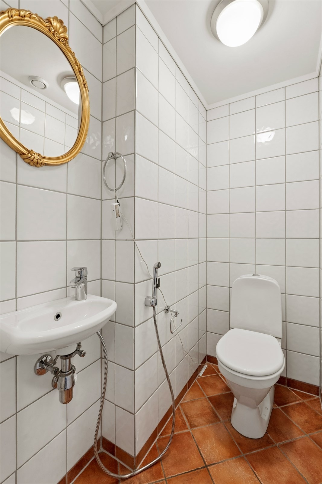 I tillegg til hovedbadet finnes et praktisk, separat toalettrom med fliser på både gulv og vegger Galleribilde