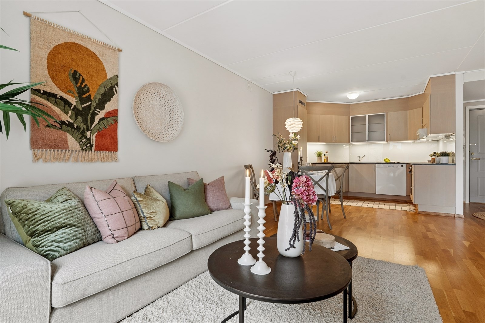 Stuen og kjøkkenet har god plass til både sofagruppe og spisebord med tilhørende møbler Galleribilde