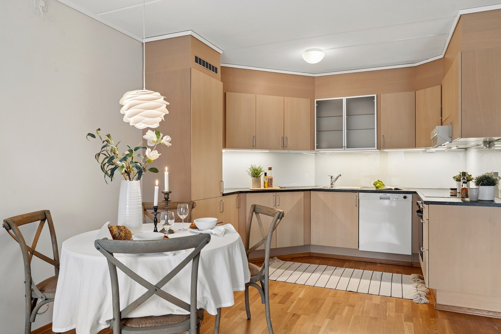 Over benken er det montert praktisk glassplate, stikkontakter og belysning under overskapene som sikrer gode arbeidsforhold Galleribilde