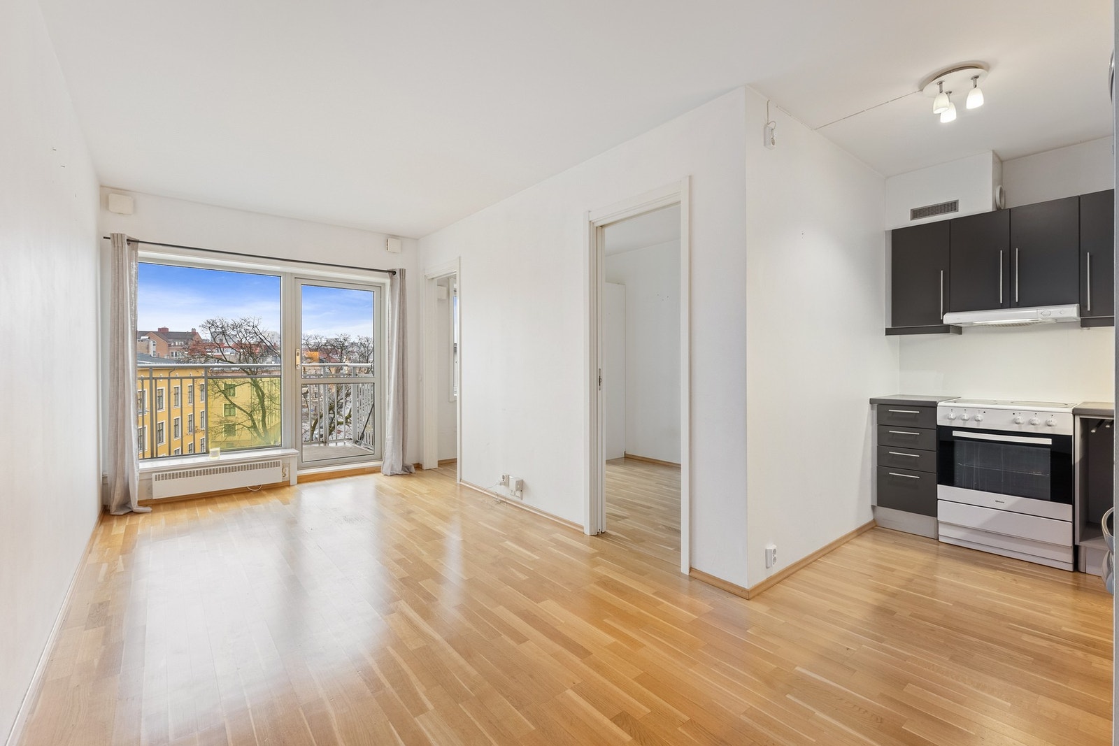 Store vindusflater sørger for godt med lysinnslipp og en luftig romfølelse. Galleribilde